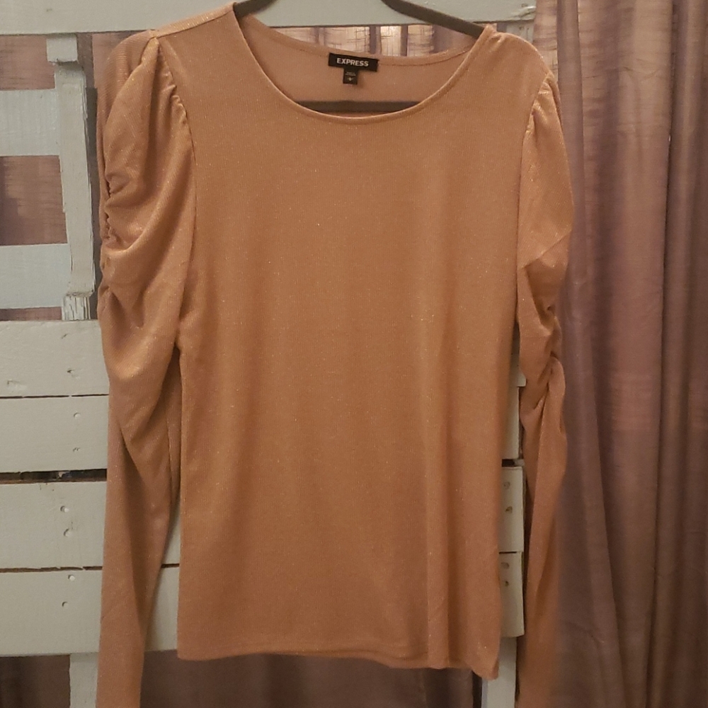 Express Metallic Ruched Puff Sleeve Tee - Picture 4 of 9